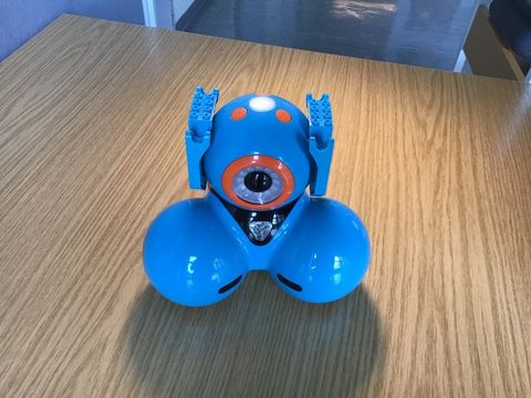 Dash Roboter mit Lego Aufsatz von vorne