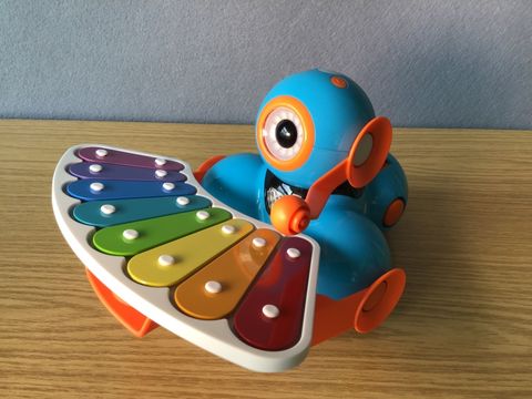 Dash Roboter ausgerüstet mit Xylophon und Schläger von der Seite