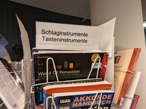Ständer mit Instrumentalschulen