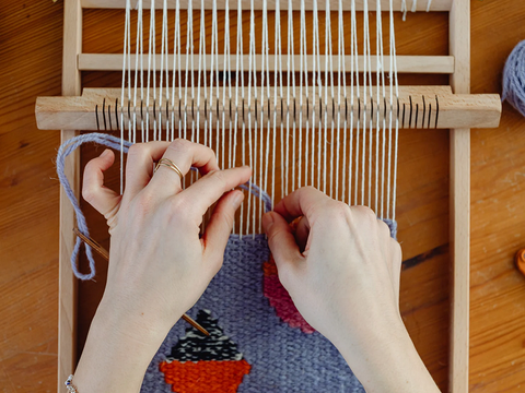 Weben im Makerspace der Humboldt-Bibliothek