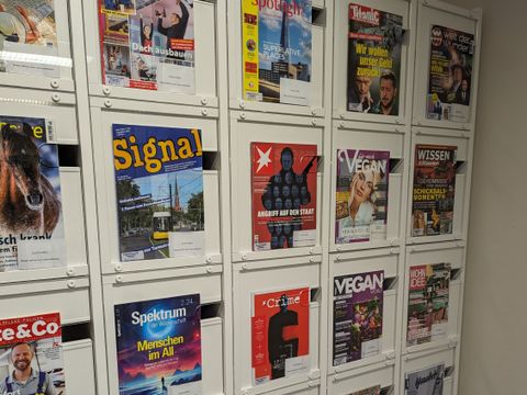 Zeitschriftenregal