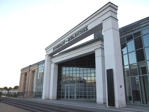Humboldt-Bibliothek von außen vorne
