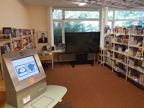 Rückgabeautomat, Trödel-Ecke und Active-Panel in der Stadtteilbibliothek Reinickendorf-West