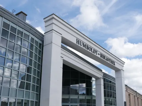 Humboldt-Bibliothek Eingang (Hochformat)