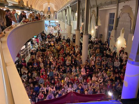 Blick in die Halle aus Hubwagen-Höhe