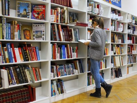 Mädchen am Bücherregal