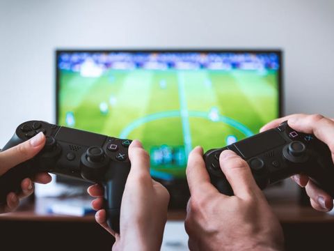 zwei Controller vor einem Computerbildschirm