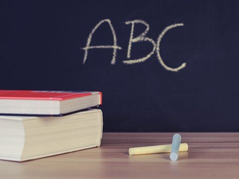 Bücherstapel mit ABC