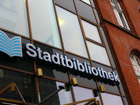 Schriftzug Stadtbibliothek an Fassade