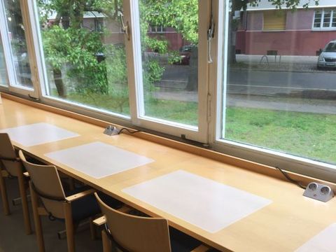 Arbeitsplätze mit Schreibtischunterlage in der Bibliothek