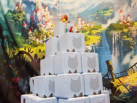 Turm aus blauen Tonieboxen