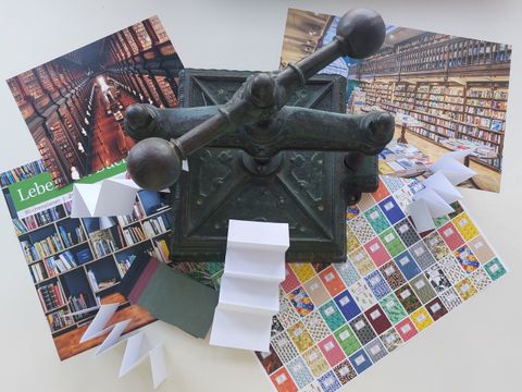 Kleine Bücher mit Buch- und Bibliotheksmotiven mit unserer Buchbinderin basteln