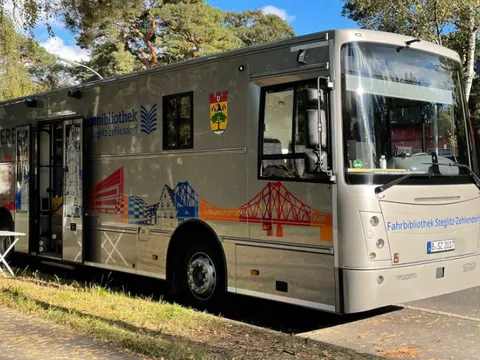 Bücherbus an Haltestelle
