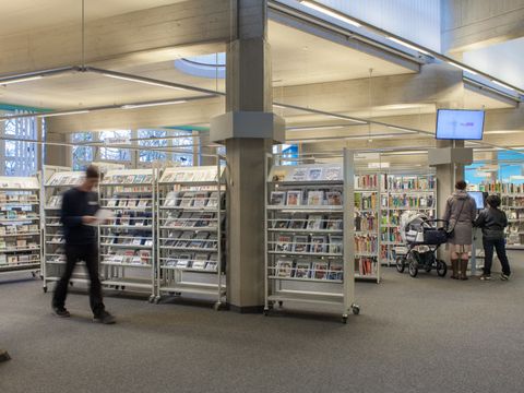 Innenansicht BZB, Nutzer am Terminal und im DVD-Bereich