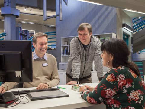 Innenansicht BZB, zwei lesende Nutzer im Zeitschriftenbereich