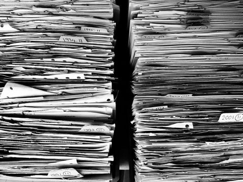 Chronologisch sortierte Papierstapel