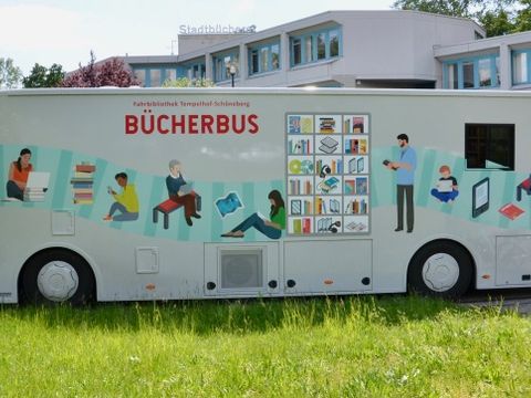 Der neue Bücherbus fährt vor!