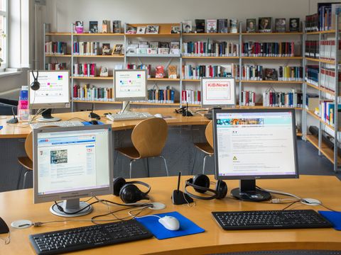 PC-Arbeitsplätze in der Bibliothek