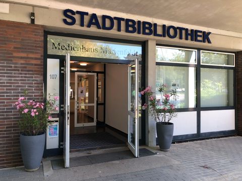 Eingang der Stadtteilbibliothek Marienfelde