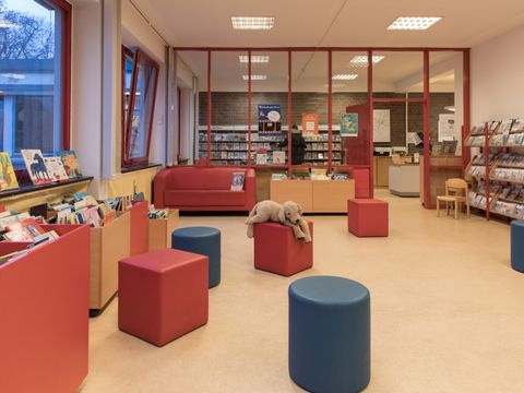 Raumansicht Kinderabteilung mit Plüschhund