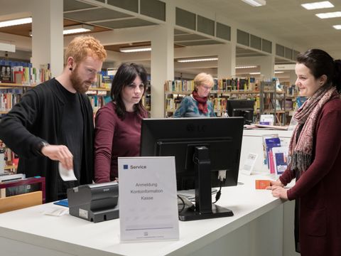Erdgeschoss_Kollegen an der Servicetheke