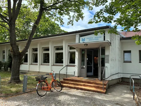 Bild der Thomas-Dehler-Bibliothek mit Fahrrad vor dem Eingang