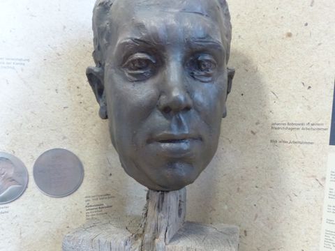 Büste von Johannes-Bobrowski im Literaturkabinett der Stadtteilbibliothek Friedrichshagen