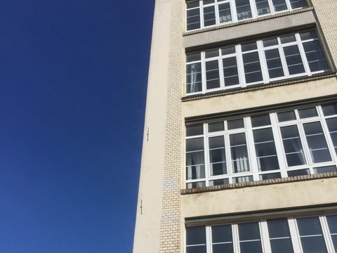Blauer Himmel über den Gerichtshöfen