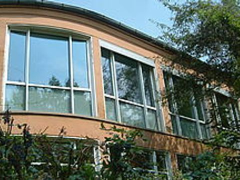 Ernst-Reute-Schule_Finger-von-außen