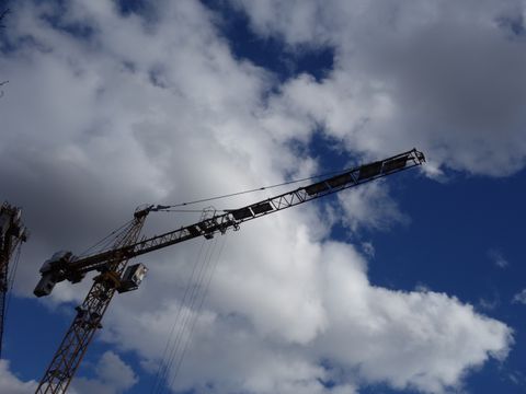 Kran vor Berliner Himmel