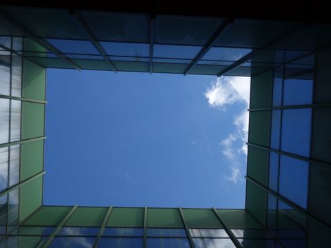Ein Ausschnitt des Himmels aus einem Innenhof gesehen