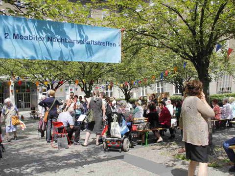 2. Nachbarschaftstreffen vor dem Rathaus Tiergarten