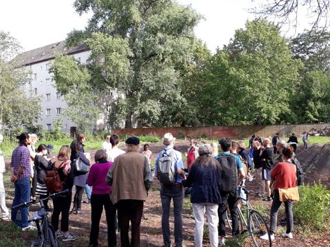 Gruppe beim Kiezspaziergang auf dem Elisabeth-Friedhof