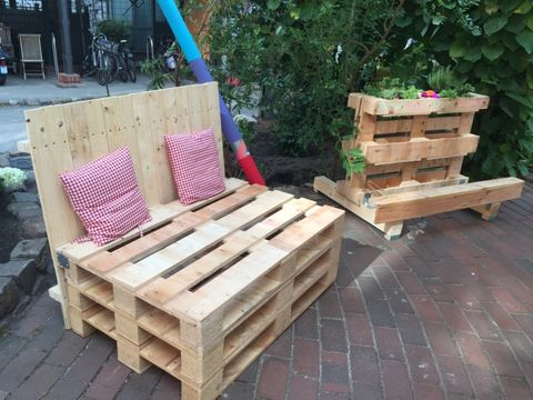 aus Paletten gebaute Bank und Pflanzkasten