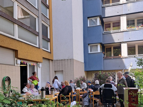 Kaffeetrinken im Innenhof