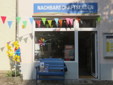 blaue Bank im Eingangsbereich des Nachbarschaftsladens