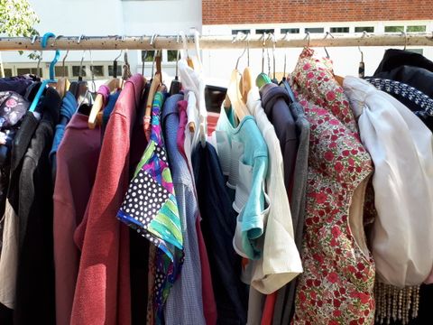 Kleiderständer am Flohmarkt