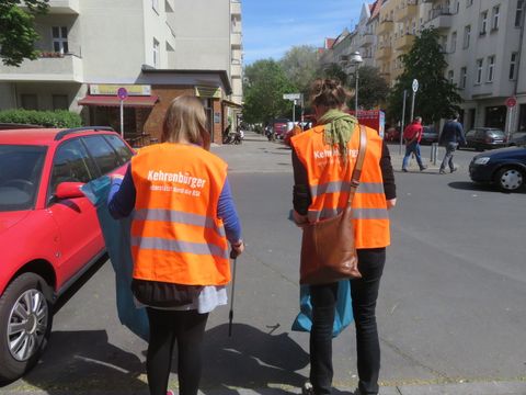 2 Personen sammeln Müll