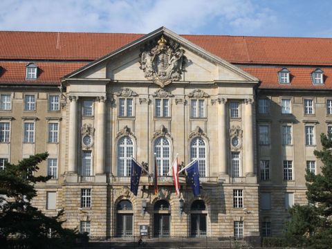 Kammergericht Frontansicht vom Park