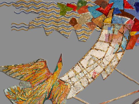 Kunstwerk aus bunten Mosaiksteinen. Von unten links fliegt ein Cogel ins Bild. Er besteht aus gelben, orangenen und grünen Steinen. Oben ein bunter Himmel