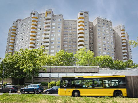 Hochhäuser in der Gropiusstadt. Davor ein BVG Bus