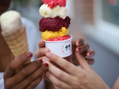 Bunte Eiskugeln im Becher