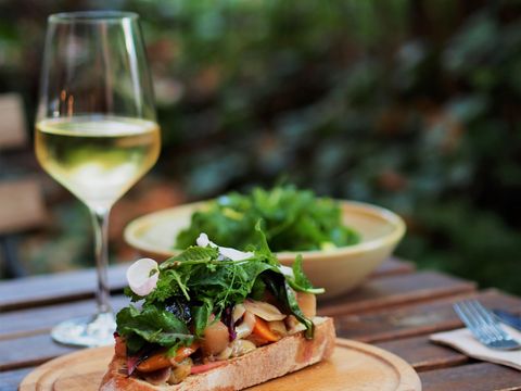 Wein und Essen im Café Botanico