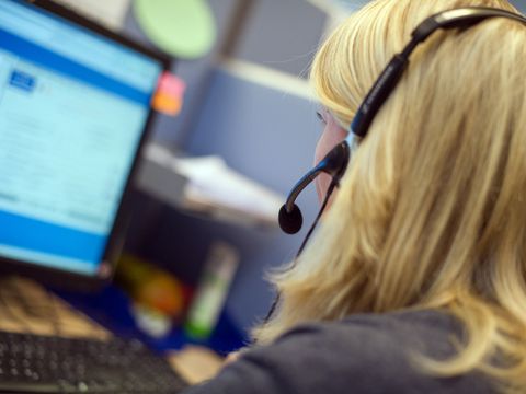 Frau im Callcenter