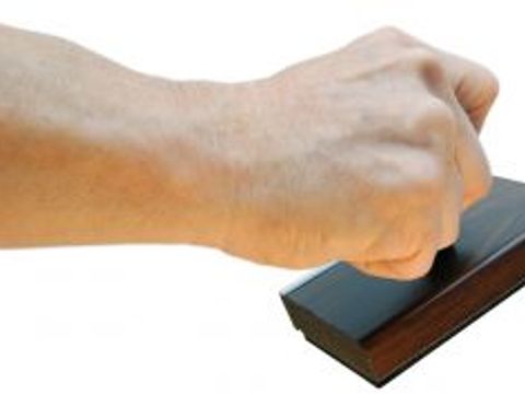 Eine Hand beim Stempeln