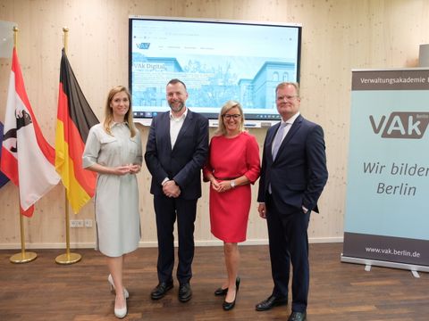 Staatssekretär Wolfgang Schyrocki, Chief Digital Officer (CDO), Martina Klement, Lena-Sophie Müller, Geschäftsführerin Initiative D 21, und Prof. Dr. Stephan Raimer von der Fachhochschule für Verwaltung und Dienstleitung