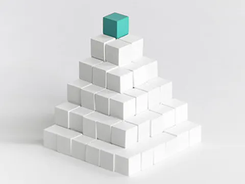 Bausteine zur Pyramide gestapelt