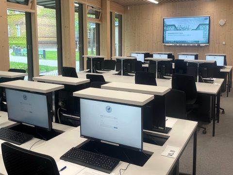 Ein Raum mit mehreren Computerarbeitsplätzen.