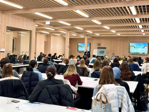 Begrüßung der Auszubildenden durch den Abteilungsleiter der Ausbildung, Sigurd Romrod