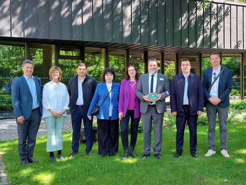 Delegation Usbekistan vor der Führungsakademie mit der Direktorin Martin Ruppin, Stellvertreter Daniel Troll, Abteilungsleiterin 2 Frauke Mönkeberg sowie Referatsleiterin Ausbildung Kerstin Beulig